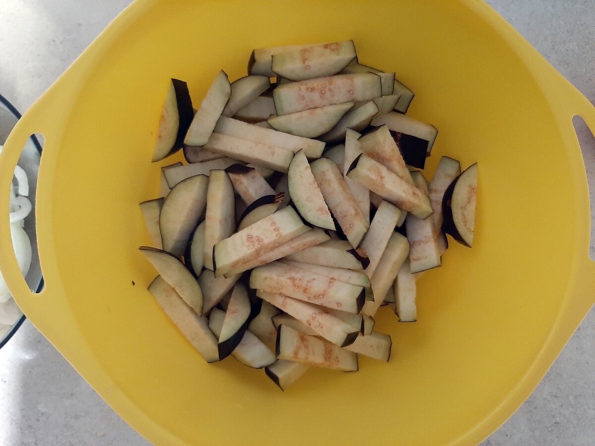 Баклажаны посолить и минут на сорок оставить.