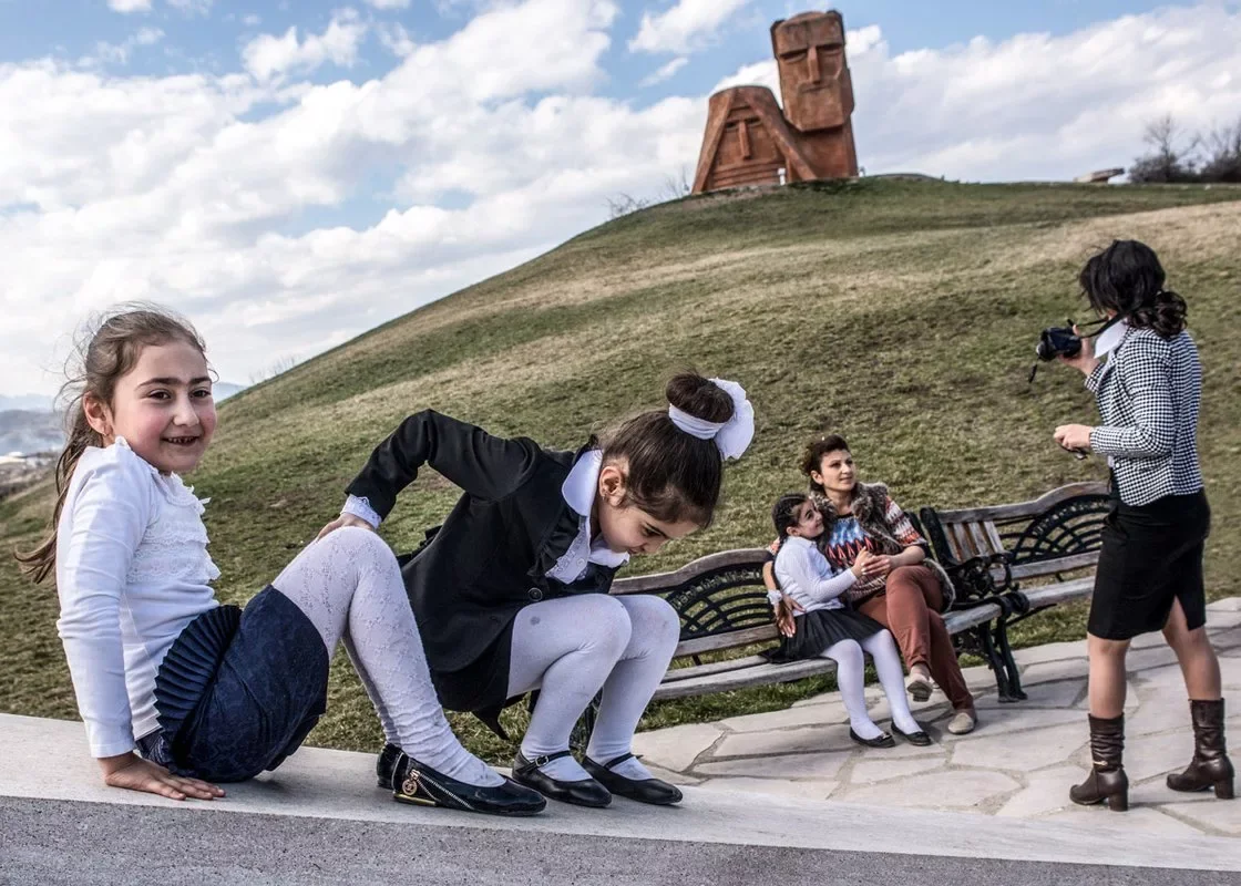 Мы наши горы. Степанакерт Татик папик. Татик папик Арцах. Мы - наши горы Степанакерт. Арцах памятник дед и баба.