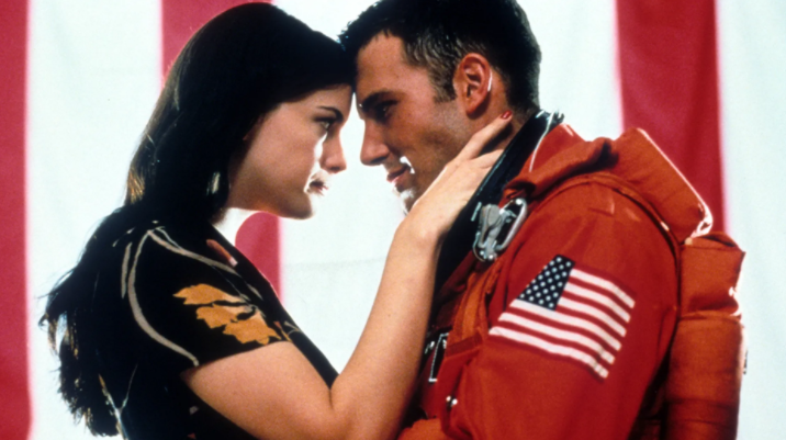Лив Тайлер и Бен Аффлек обнимаются в сцене из фильма «Армагеддон», 1998 год.