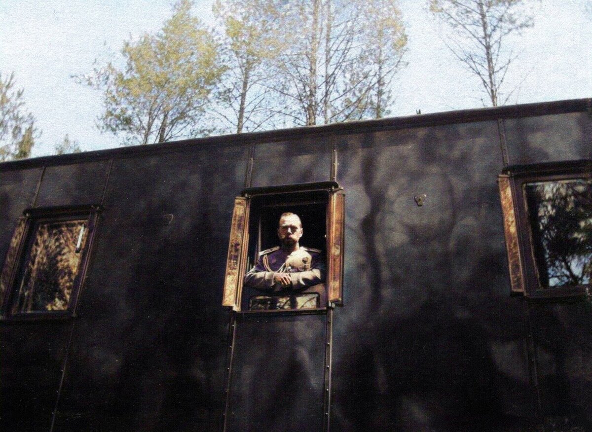 Николай 2 в окне вагона