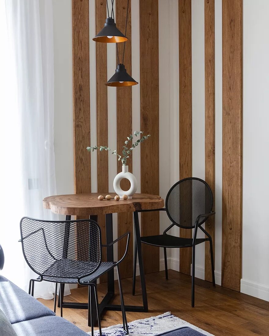 Обеденный стол собрали из столешницы из спила карагача и металлического подстолья.