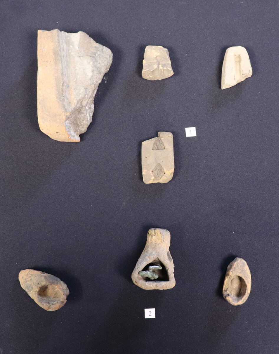 Фрагменты литейных форм, льячки. Керамика. Эпоха бронзы. Из фондов ЛОКМ.