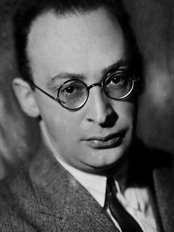 Моисей Яковлевич Гинзбург - советский архитектор, один из лидеров конструктивизма. Под его руководством и редактурой в 1926—1930 годах издавался журнал «Современная архитектура»