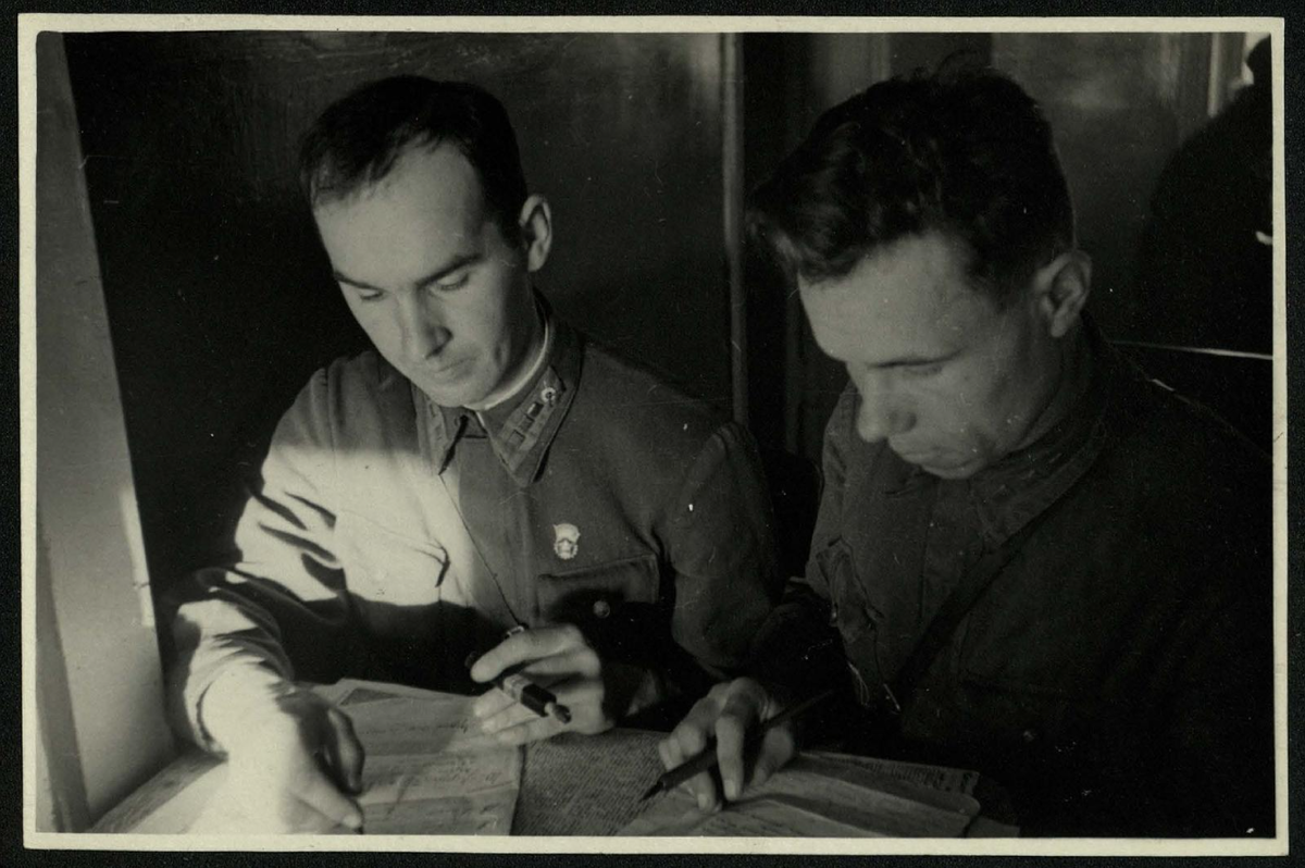 Сергей Струнников. Работа над письмами военкоров. Москва, 194_. НЭБ