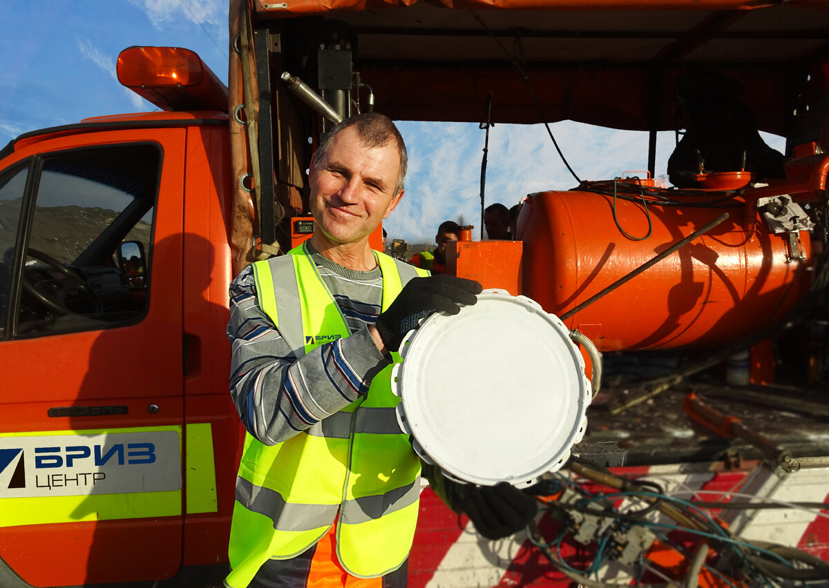 Сегодня легендарный мастер на одном из самых трудных участков – в заполярном Норильске. Здесь его опыт необходим, чтобы в короткий летний сезон, несмотря на капризы погоды, в срок и качественно выполнить разметку северных магистралей.