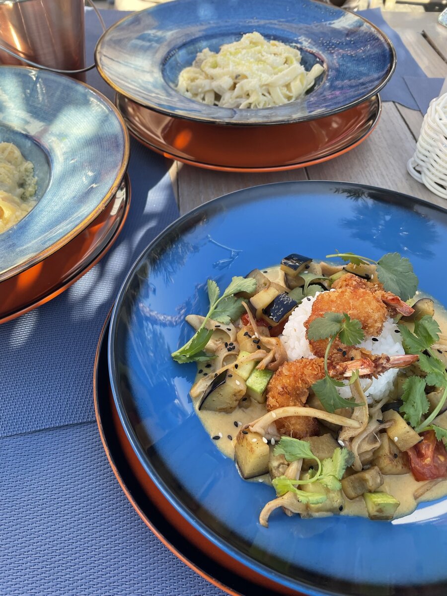 Креветки с рисом и овощами в карри 520₽