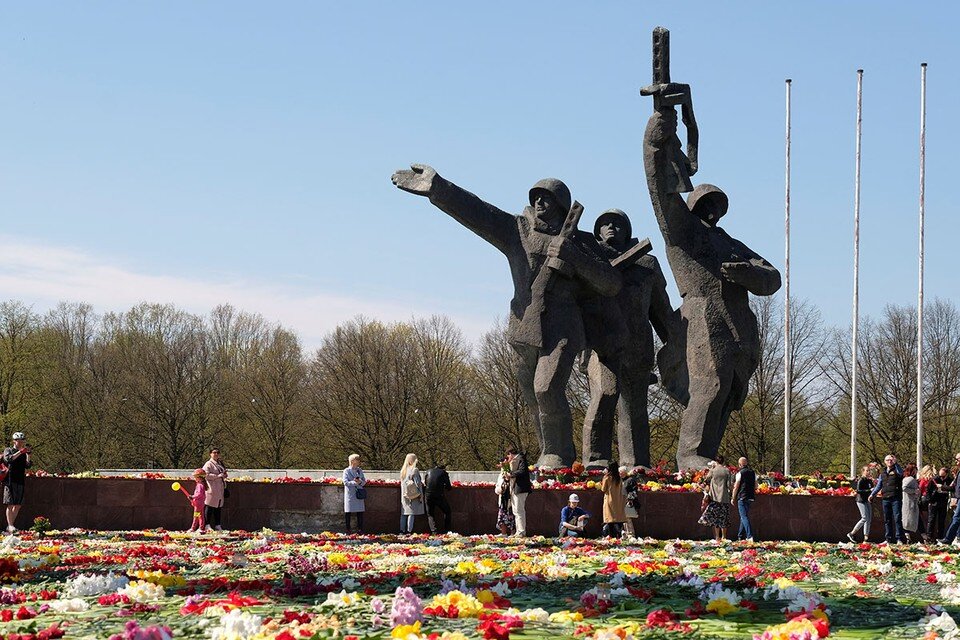 Памятник победы фото В ООН с опозданием запретили сносить памятник советским воинам в Риге KP.RU:Комс