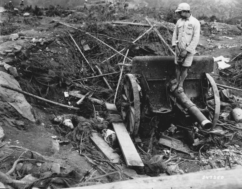 Солдат 8-й китайской армии на захваченной японской артиллерийской позиции, на которой в ходе боя было уничтожено 15 японских солдат. В кадре японская 105-мм гаубица Тип 91./Фото: waralbum.ru