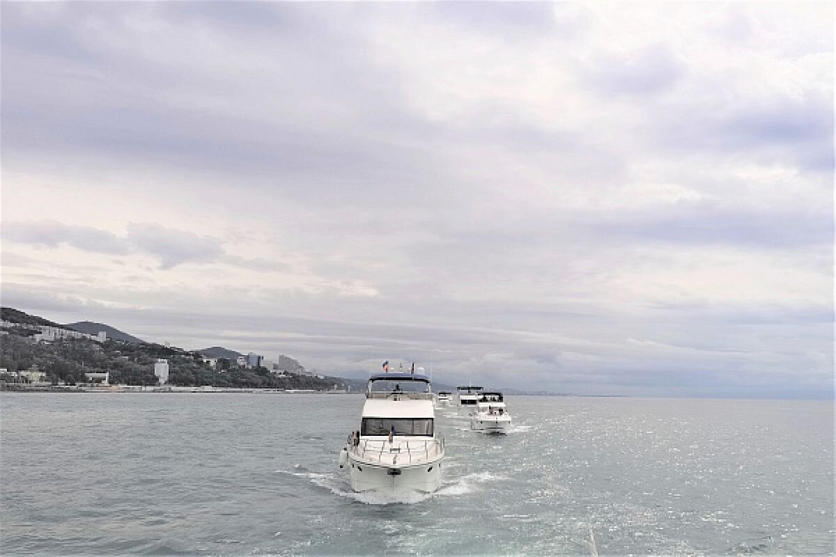    В Сочи в честь 85-летия Краснодарского края состоялся парад яхт