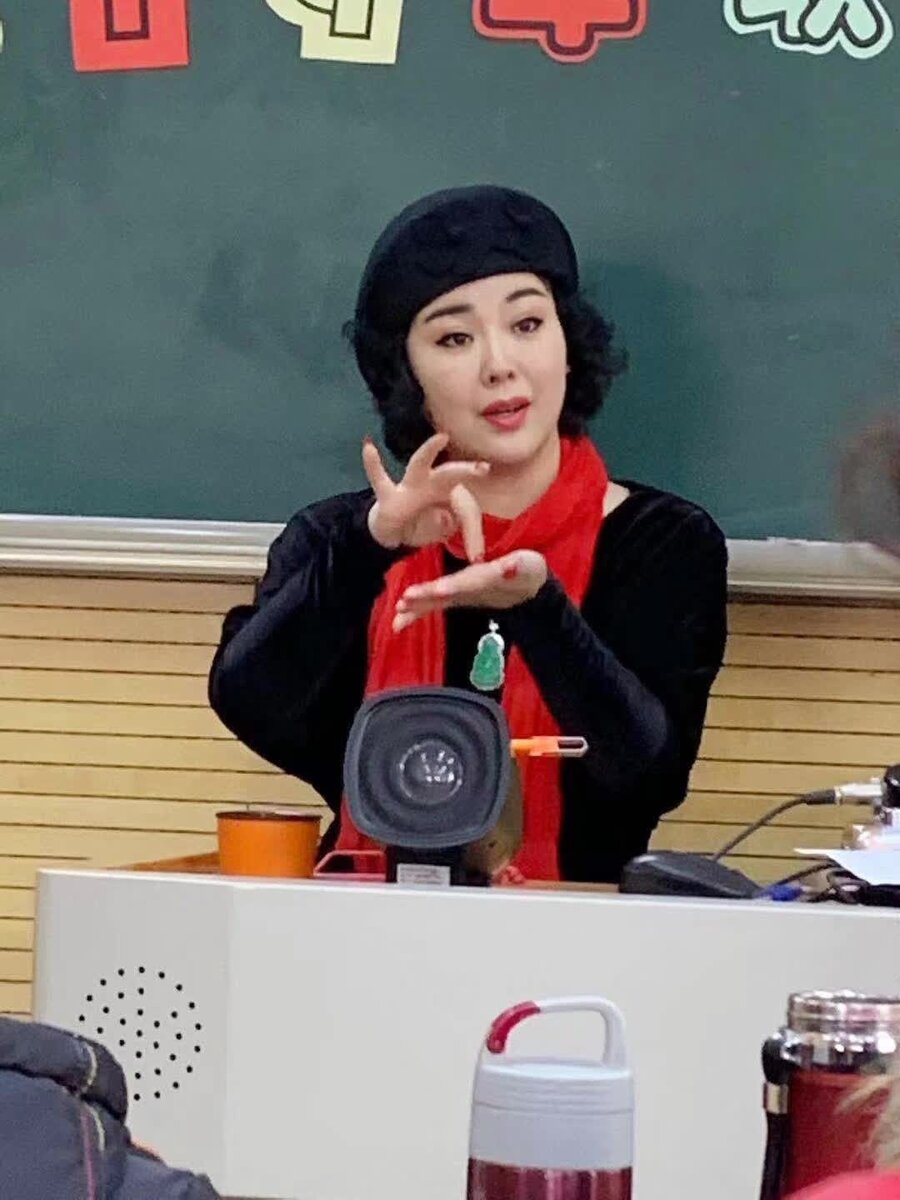 Какая разная Чжан Юэ! На этой фотографии она преподаёт нам искусство пекинской оперы