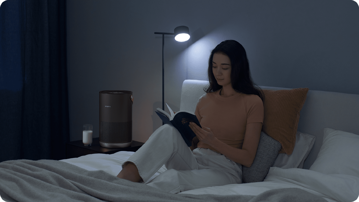 По результатам исследований, Air Purifier P1 удаляет 99,98% частиц размером более 80 нанометров. Модель оснащена высококачественным HEPA-фильтром, который способен улавливать аллергены пыльцы, пылевых клещей, домашних животных, а также бактерии и вирусы. В спящем режиме аппарат издает минимальный уровень шума – 19 дБ, что тише, чем звук дыхания. 