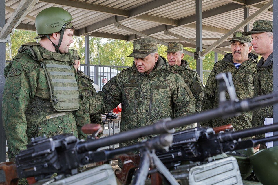     Министр обороны России Сергей Шойгу лично проверил ход подготовки слаживания подразделений призванных из запаса граждан на военном полигоне в Алабино. Фото: Пресс-служба Минобороны РФ/ТАСС