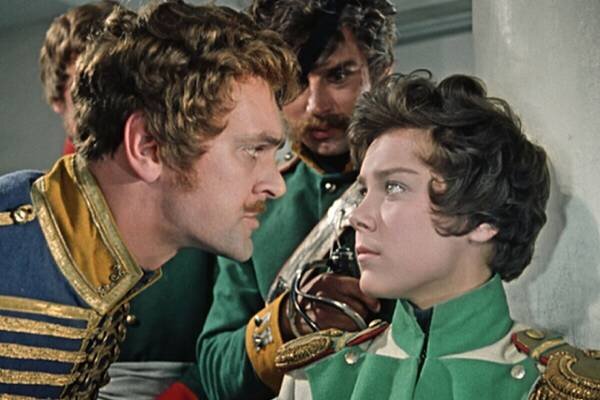 Кадр из фильма “Гусарская баллада”. Юрий Яковлев и Лариса Голубкина в ролях поручика Ржевского и Шурочки Азаровой.