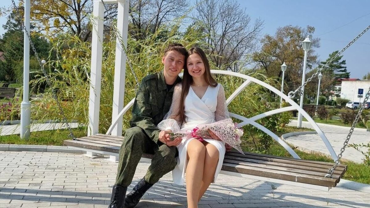    Власти Приморья отреагировали на историю мобилизованного жителя Сахалина Андрея, не успевшего жениться на избраннице Ольге у себя дома. Молодые смогли заключить брак, несмотря на сложные обстоятельства.