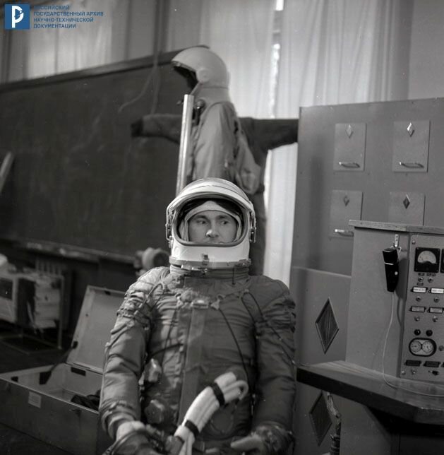 П.И. Беляев во время примерки скафандра «Беркут». 1964. РГАНТД. Арх. № 1-7816