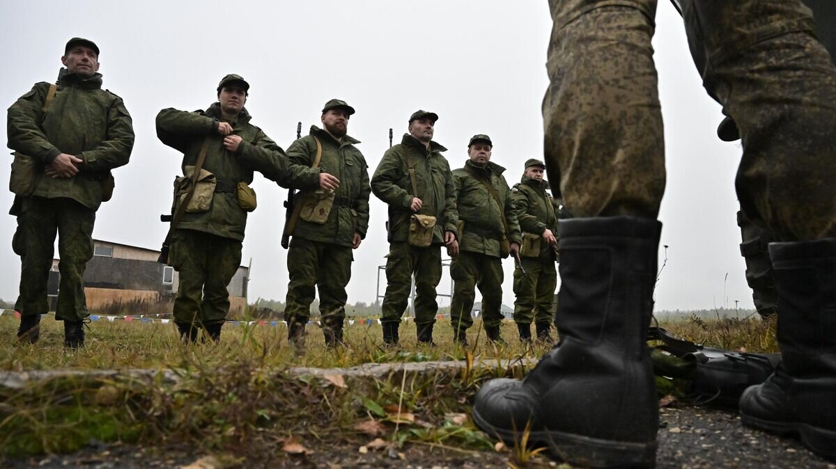    Военнослужащие из числа мобилизованных проходят обучение на военных сборах в Подмосковье© РИА Новости / Илья Питалев