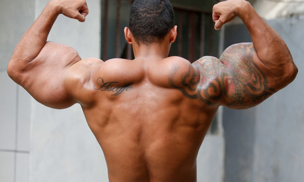 По этому фото мы видим как мышцы спины Ромарио и его плечи малы на фоне синтоловых рук.