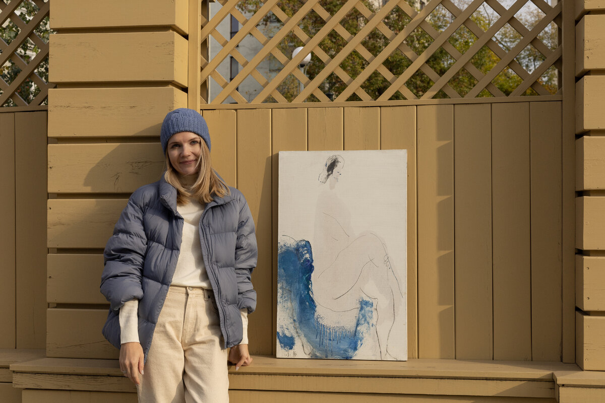 Моя помощница Татьяна с работой отличного мастера Тихонова Михаила.