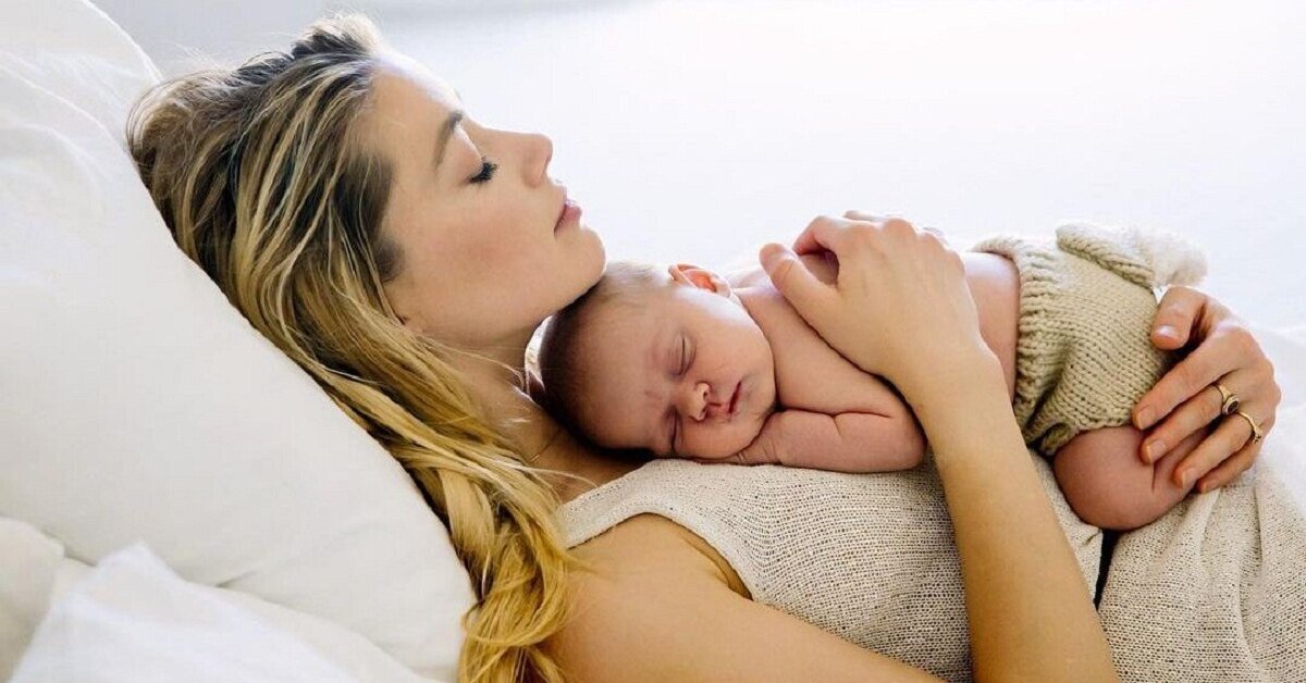 Эмбер Херд в прошлом году показала фото своей новорожденной дочери. Актриса в тот период судилась с Джонни Деппом и беременной не была.