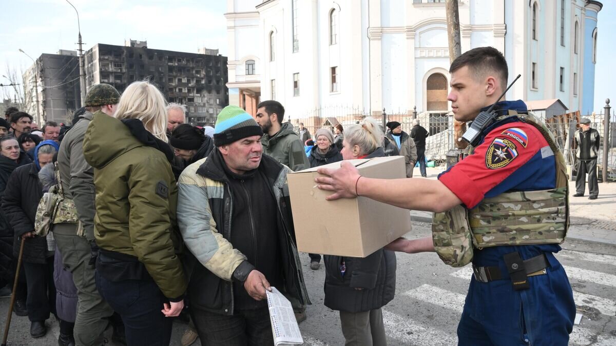    Раздача гуманитарной помощи сотрудниками МЧС РФ в центре Мариуполя© РИА Новости / Илья Питалев