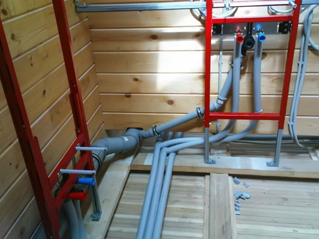 Работоспособность внутренней канализации зависит от правильного выбора труб. В числе важных характеристик выступают материал изготовления и диаметр изделий