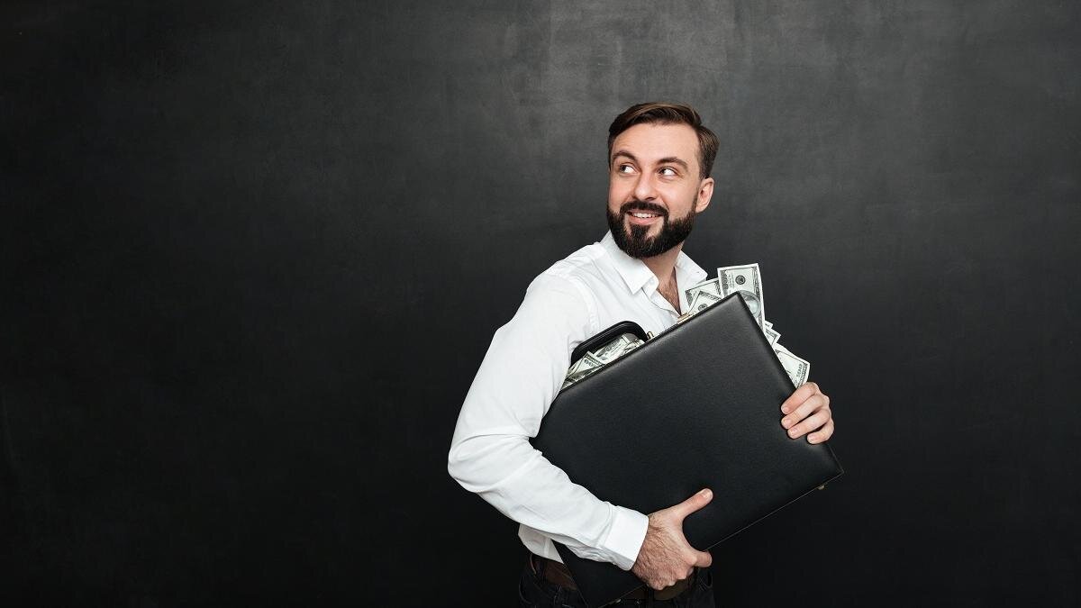    Мужчина держит кейс с деньгами:freepik.com/drobotdean