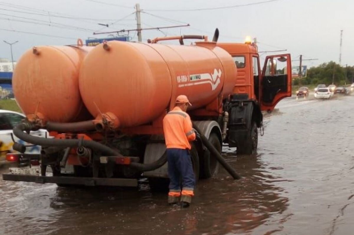    В Омске за сутки с дорог откачали 230 кубометров воды