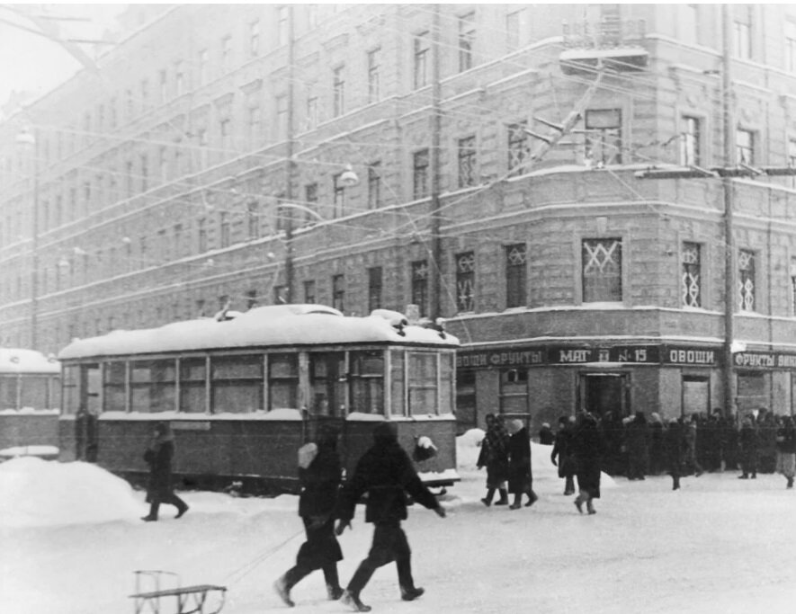 Очередь в продовольственный магазин. Источник фото pinterest.ru