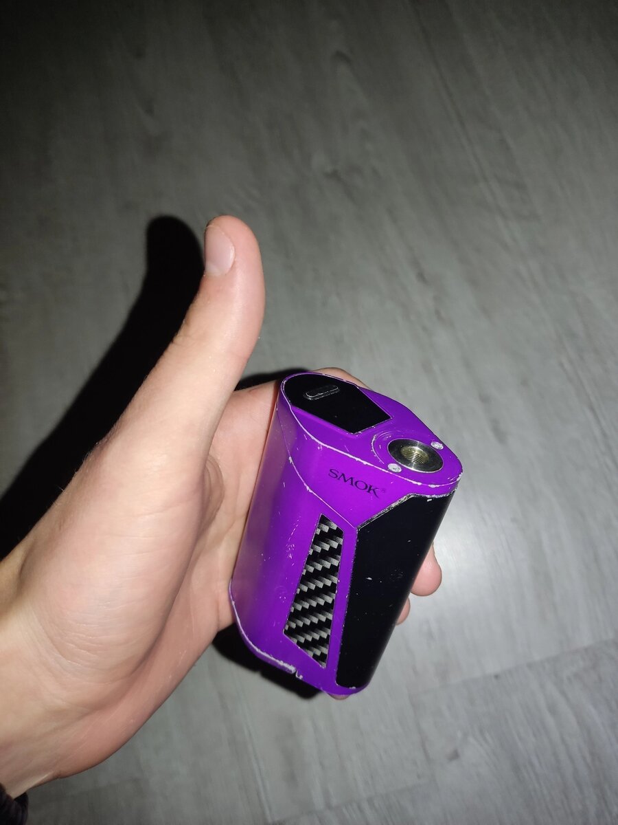 Данный батарейный блок, несомненно, сочетает в себе футуристичный дизайн вкупе с эргономичностью, что прослеживается в последних боксмодах от компании. Боксмод представлен производителем в четырех цветовых сочетаниях, что дает возможность выбрать блок под себя. Форма блока чем-то схожа с другими блоками на три аккумулятора, но благодаря упорству и технологиям, корпус вмещает четыре аккумулятора, тогда как другие в такой же форм-фактор умещают всего три. Отличной особенностью боксмода является возможность установки другого размера аккумуляторов, путем извлечения штатных слотов для элементов питания формата 18650. Однако производитель советует всё же использовать привычный формат. Кнопка Fire сделана по всей плоскости блока, и нажимается путем сжатия боксмода в руке, на подобии эспандера. Очень отличное решение, делающее мод максимально сглаженным и без выпирающих кнопок. Ничего лишнего. Сбоку врезан разъем MicroUSB, закрытый резиновой заглушкой, во избежание засорения и общей гармонии внешнего вида устройства. Экран размещен в верхней плоскости мода, рядом с коннекторной площадкой, что будет удобно при настройке параметров, ведь не будет необходимости вертеть блок в руках. При парении вся информация будет у пользователя перед глазами. Кнопки управления находятся тут же, под экраном и представляют собой сплошную кнопку-качельку, нажимаемую по бокам. Очень правильное решение, ведь две кнопки отдельно выглядели немного неряшливо, не так ли?