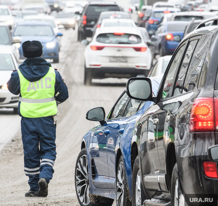    Инспекторы ДПС нашли на трассе женщину, которой требовалась помощь