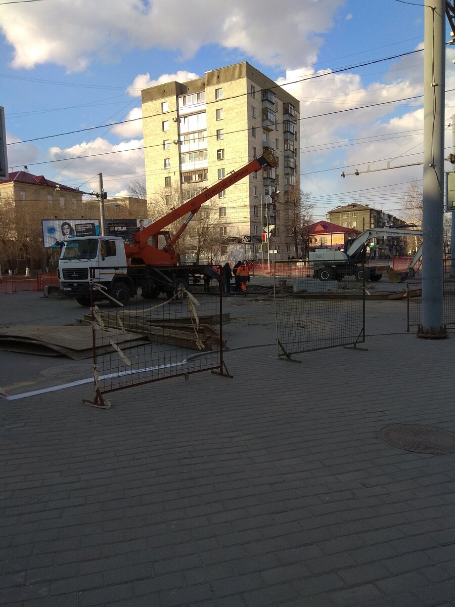 Курган.Перекресток Пролетарская-Гоголя, большая глубокая яма, провалился асфальт