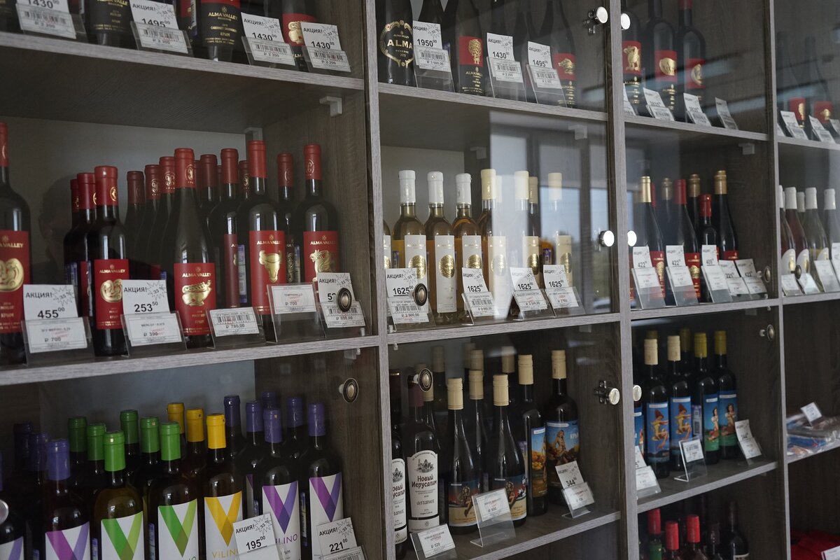 В фирменном магазине при заводе.