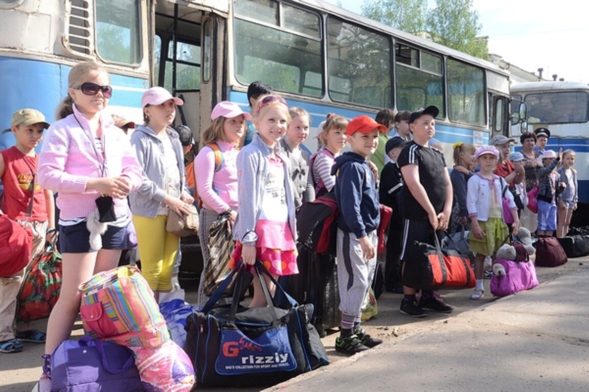 Автобус дол. Дети едут в лагерь. Поездка в лагерь. Дети уезжают из лагеря. Приезд в лагерь.