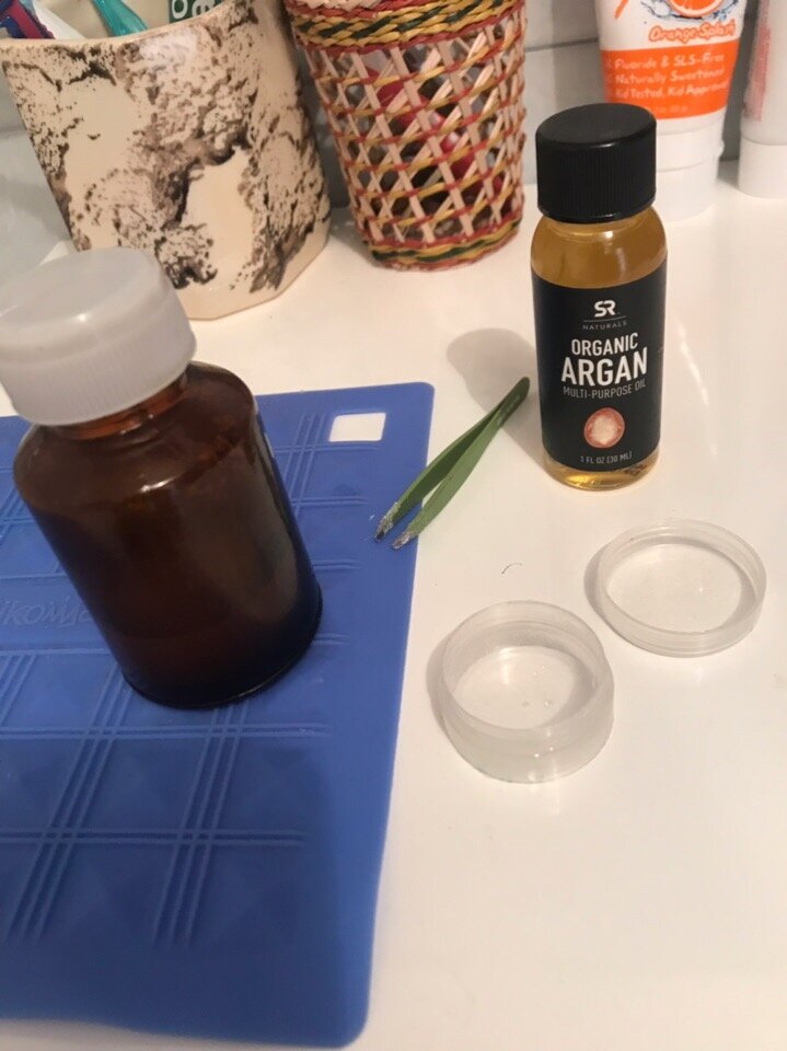 Гиалуроновая баночка опустела, а вот масла ещё половинка осталась, это хорошо )