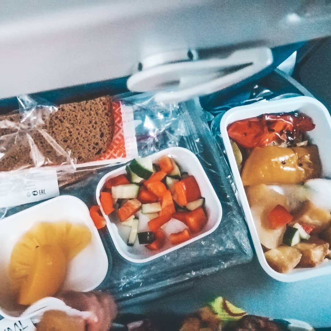 Вам курицу или рыбу? Чем кормят в самолетах российских и иностранных ...