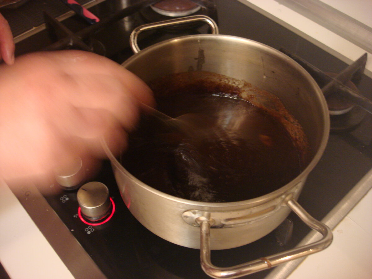 Фото сделано автором (добавила в масло какао, яйца, сахар)