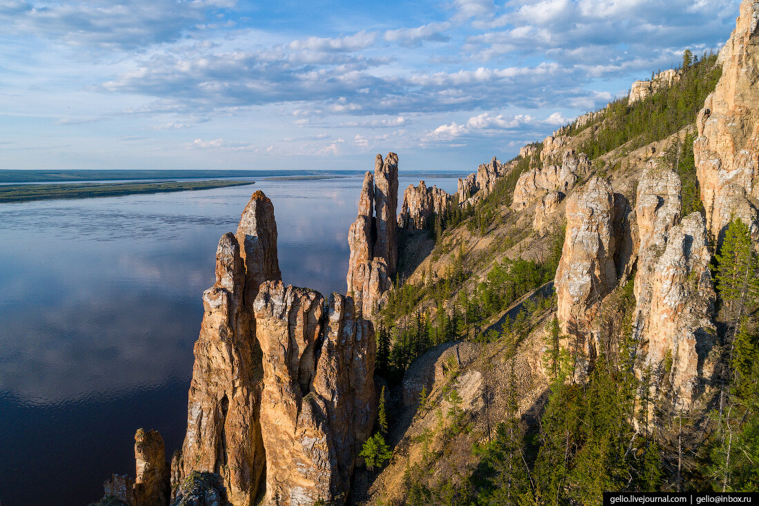 Места в якутии. Парк Ленские столбы Якутия. Ленские столбы каменный лес Якутии. Национальный парк «Ленские столбы» в Якутии (Россия). Каменный лес на реке Лена.