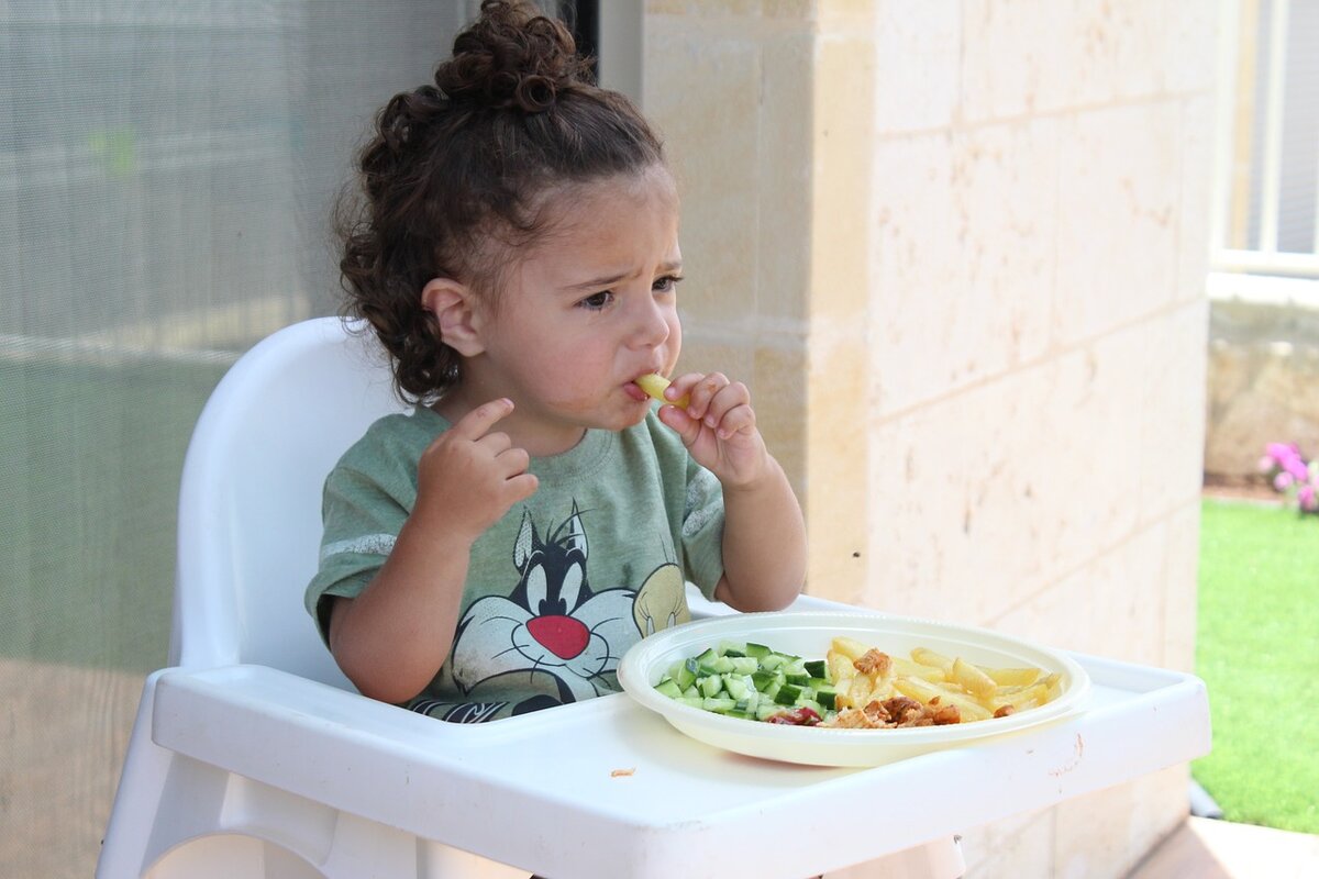 https://cdn.pixabay.com/photo/2016/08/03/11/45/child-1566470_1280.jpg
