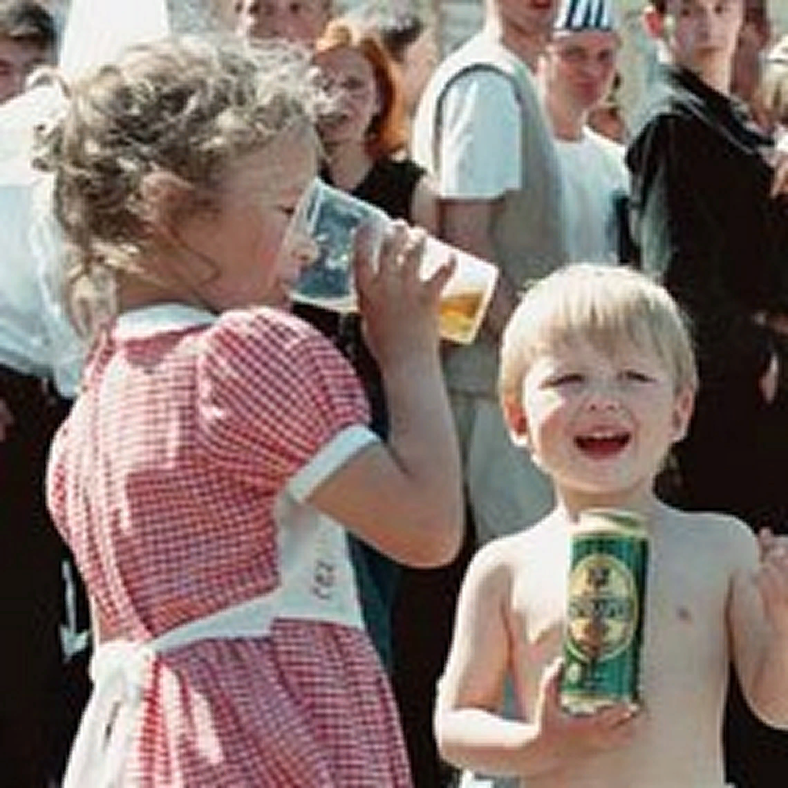 Пивные дети. Детский алкоголизм. Детский алкоголь. Ребенок с пивом. Дети пьют алкоголь.
