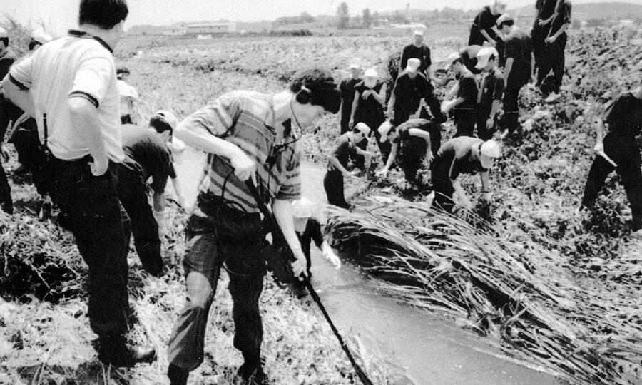 Южнокорейские следователи осматривают место преступления в Хвасоне. Фото: AP