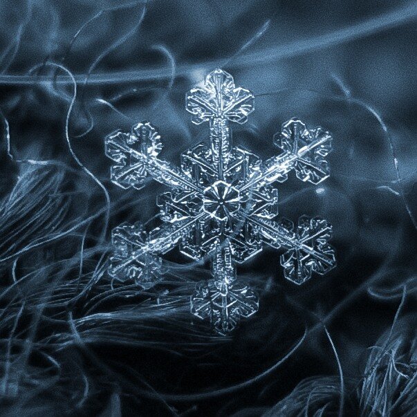 Вода, превратившаяся в лед естественным путем -  минерал.  Источник изображения: picdeer.com