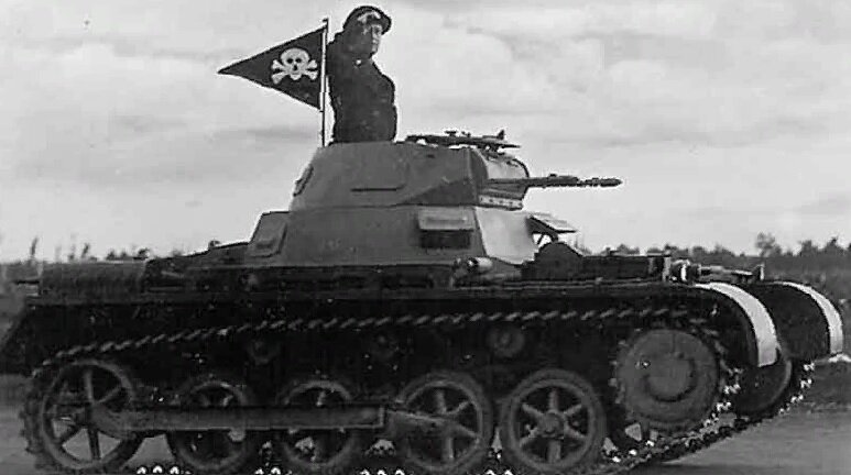  Пулеметные танки Pz. I  и Pz. II составляли основу бронетанковых сил Германии. Перед нападением на Польшу на вооружении вермахта состояло  1445 Pz. I и 1223 Pz. II