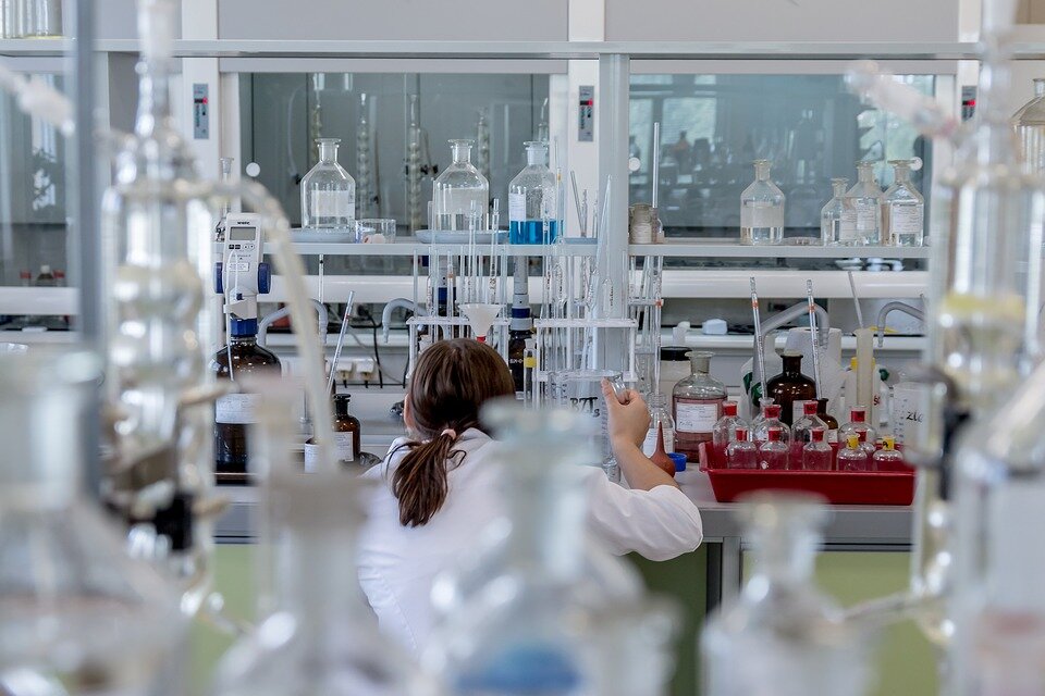 https://pixabay.com/photos/laboratory-analysis-chemistry-2815640/