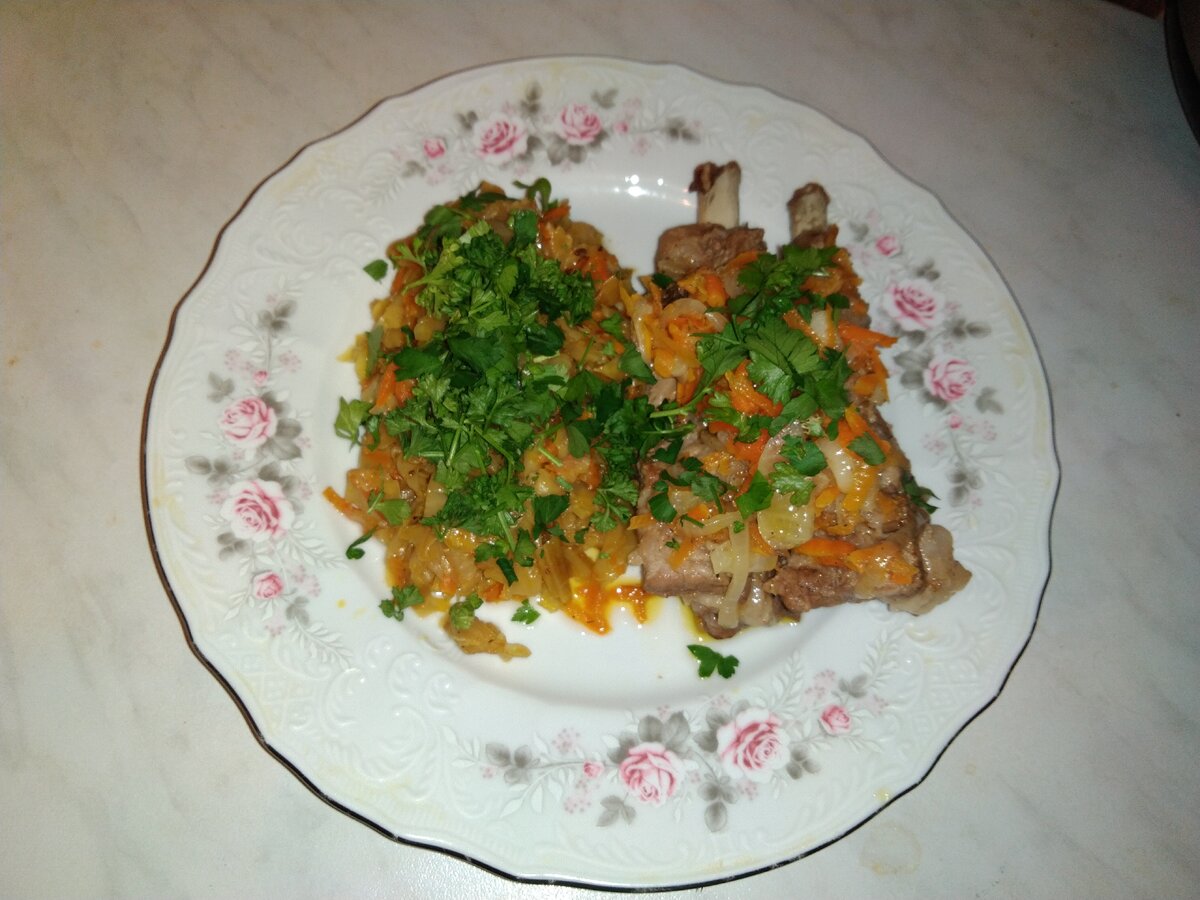 Тушеная капуста со свининой. Свиные рёбрышки с квашеной капустой. Свинина с капустой. Свиные ребрышки с капустой. Ребра с тушеной капустой.