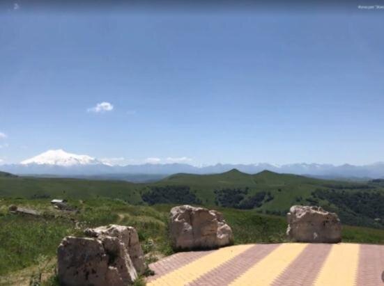 Вид на Эльбрус со смотровой площадки на перевале Гумбаши