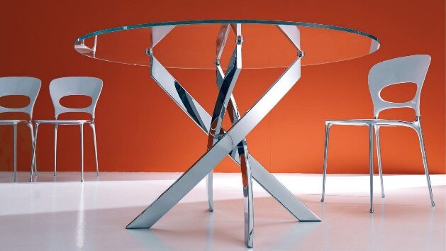 Привязывание пояса от халата на ножку стола, либо стула