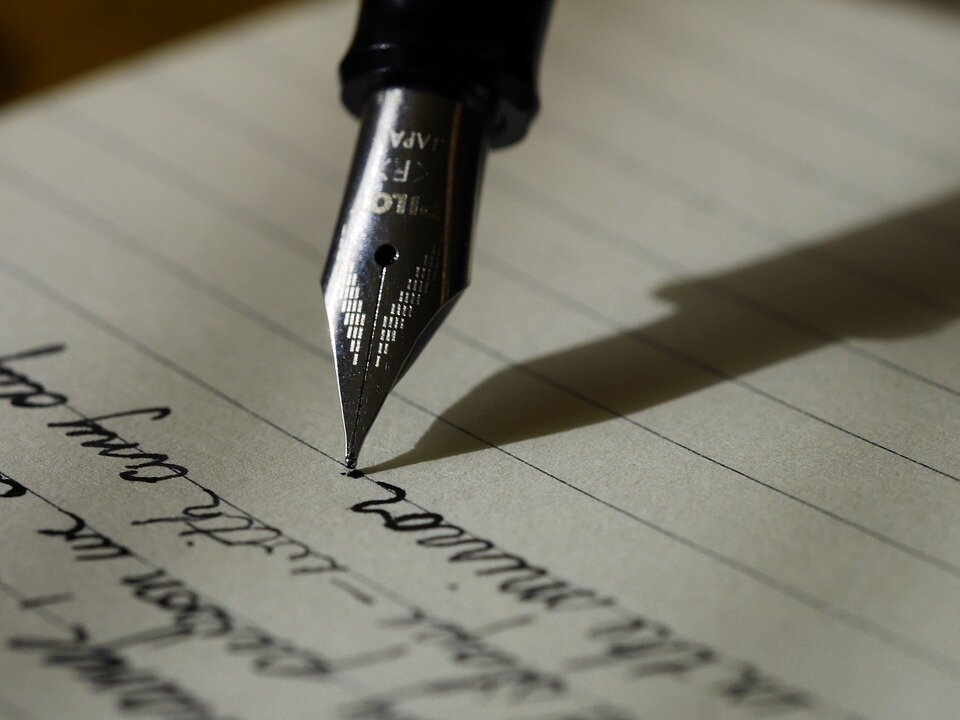 https://pixabay.com/photos/writing-write-fountain-pen-ink-1209121/