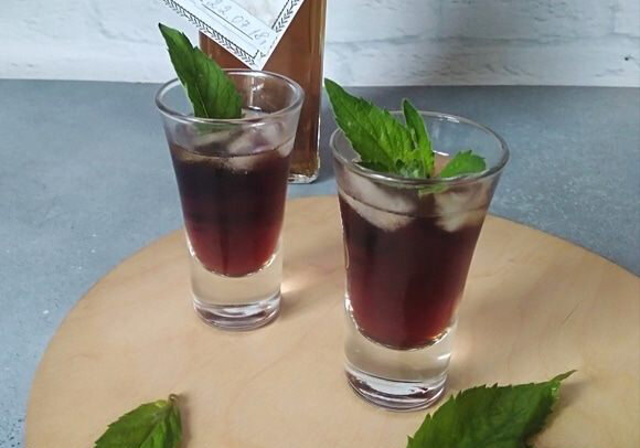 Очень ароматный и легкий напиток. На основе этой настойки можно готовить освежающие летние коктейли или пить в чистом виде со льдом. 