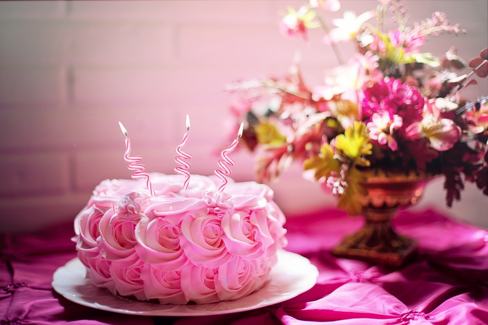 https://pixabay.com/ru/photos/%D0%BF%D0%BE%D0%B7%D0%B4%D1%80%D0%B0%D0%B2%D0%BB%D1%8F%D1%8E-%D1%81-%D0%B4%D0%BD%D0%B5%D0%BC-%D1%80%D0%BE%D0%B6%D0%B4%D0%B5%D0%BD%D0%B8%D1%8F-2338813/