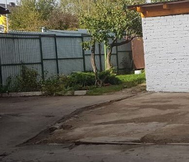 Та же территория, но позже. Вид с другой стороны. Гаража уже нет.